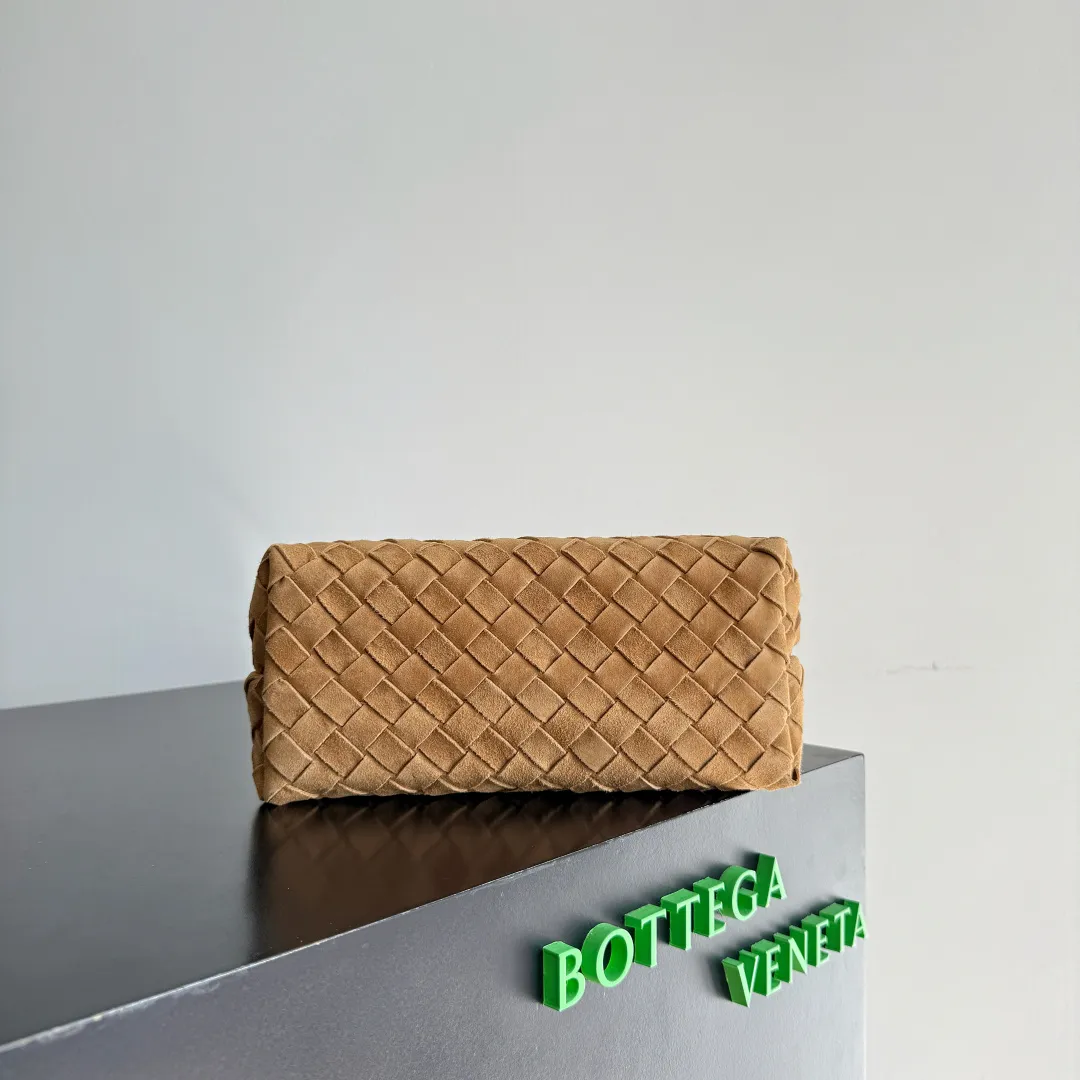 The 2023 new Andiamo batch of 1960 BV has been shipped‼ ️Really popular🔥The new Andiamo woven handbag launched by Bottega Veneta this season is really popular all over the world! ! Celebrities at home and abroad have worn it, and Oscar-winning actress Michelle Yeoh has taken it out on the street. Song Jia, Trai Yara, Yu Feihong, Sanji Ayaka, Rosie Hunting-Whiteley, Yoshioka Riho, etc. have all picked up this bag. It is classic and versatile, showing off its temperament, and the bag capacity is also large, which is very convenient for daily commuting! ! A variety of carrying methods, the shoulder straps can be adjusted by yourself, the original lambskin feels soft and delicate, and the neutral style is created to break gender boundaries and bring a more practical and longer-lasting use experience. Andiamo, which has both elegant and casual styles, perfectly interprets the true appearance of "fashionable old money style". Style number: 743568 (suede) Size: 25*22*10.5cm